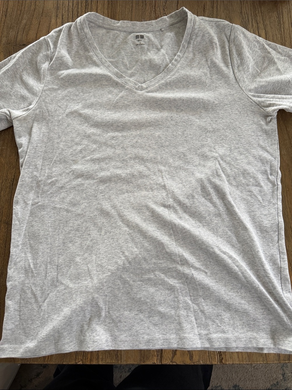 Uniqlo Women’s Light Gray V-Neck Short Sleeve Tee, Size L